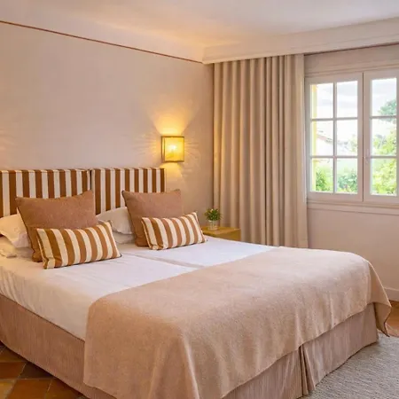 Готель La Bastide Du Port - De Charme 4*